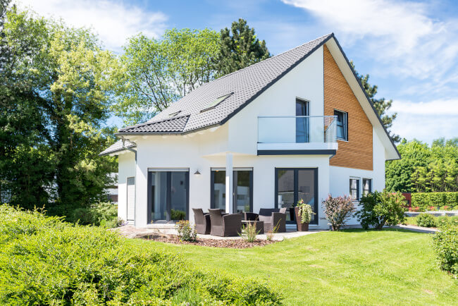 Moderne energieeffiziente Immobilie mit Garten und großer Terrasse