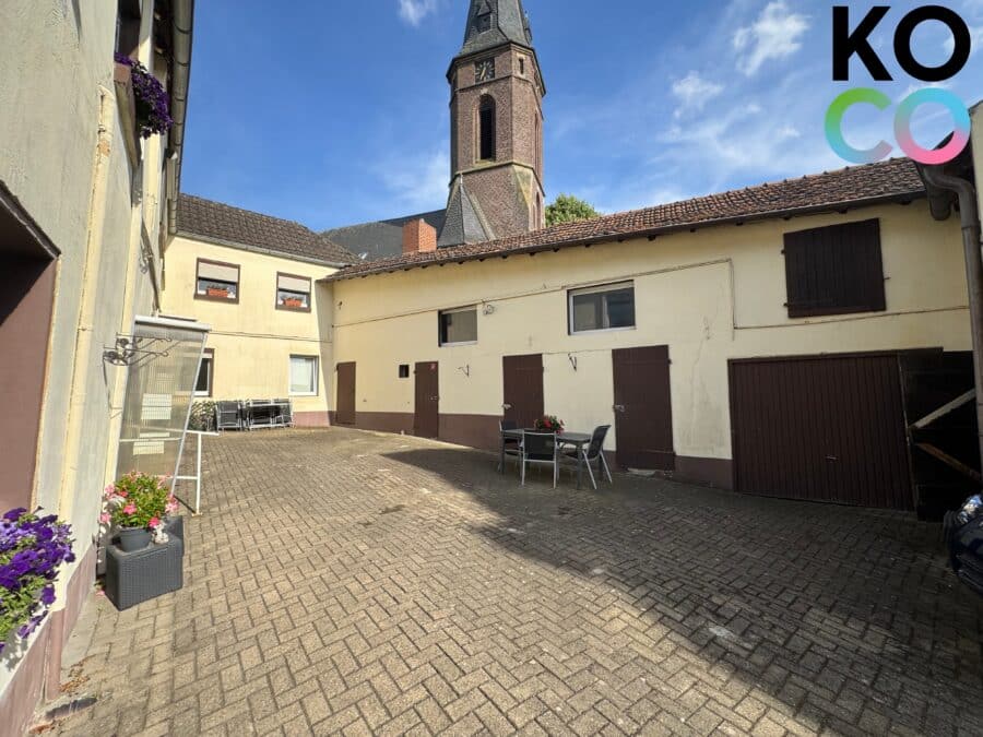 Hof mit Wohngebäude