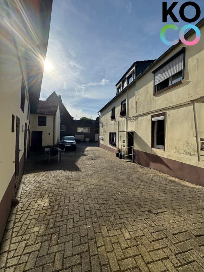 Hof mit Wohngebäude