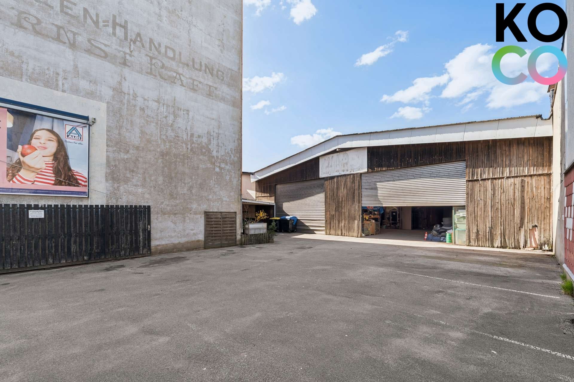 Parkfläche und Halle
