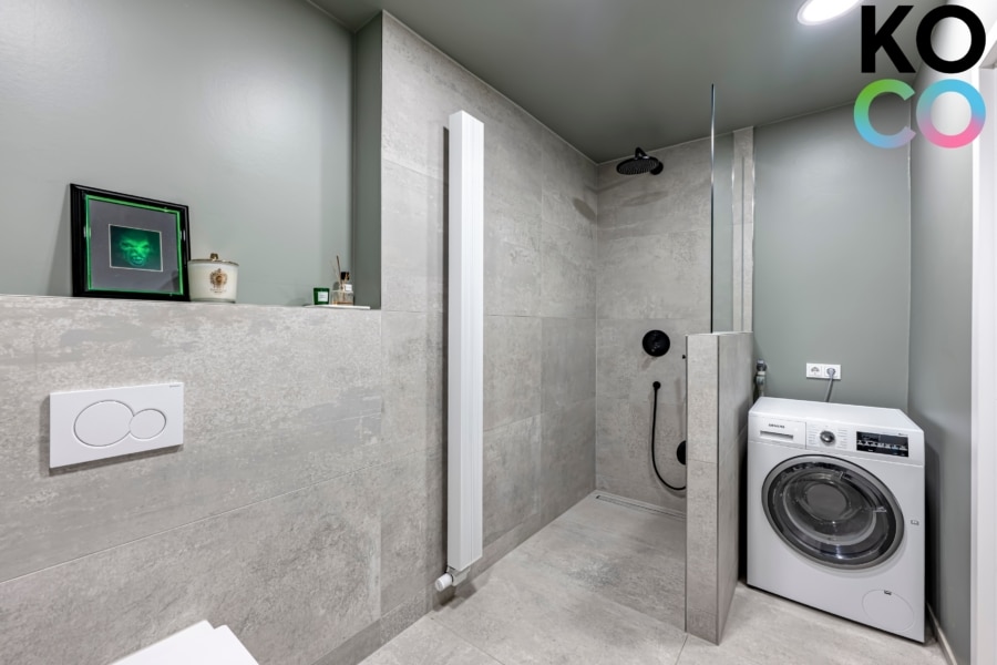 Badezimmer mit Dusche - Exklusives Zuhause in zentraler Lage: 3-Zimmer-Wohnung mit Balkon