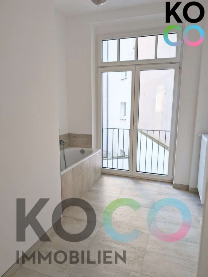 Badezimmer mit Badewanne Bodentiefefenster - Mehrfamilienhaus mit Altbaucharme in perfekter Lage!