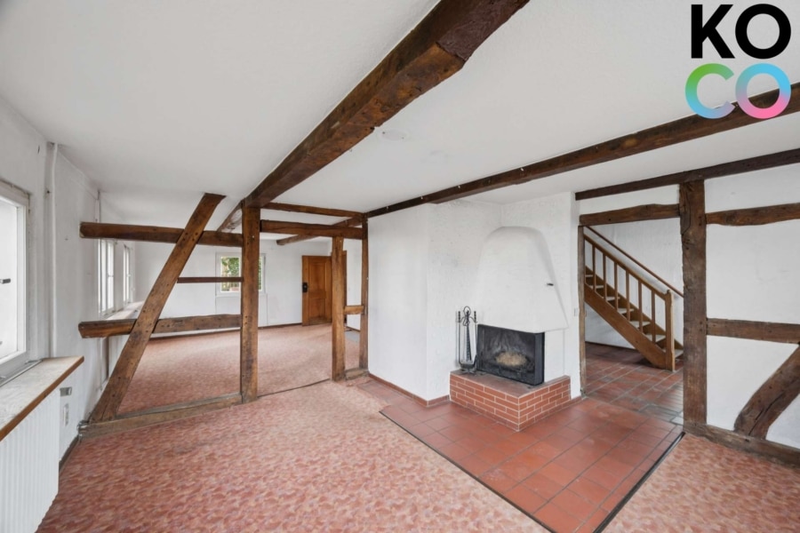 Wohnzimmer mit Kamin und sichtbarem Fachwerkcharme - Historisches Fachwerkhaus mit großem Grundstück in begehrter Lage! Liebhaberprojekt!