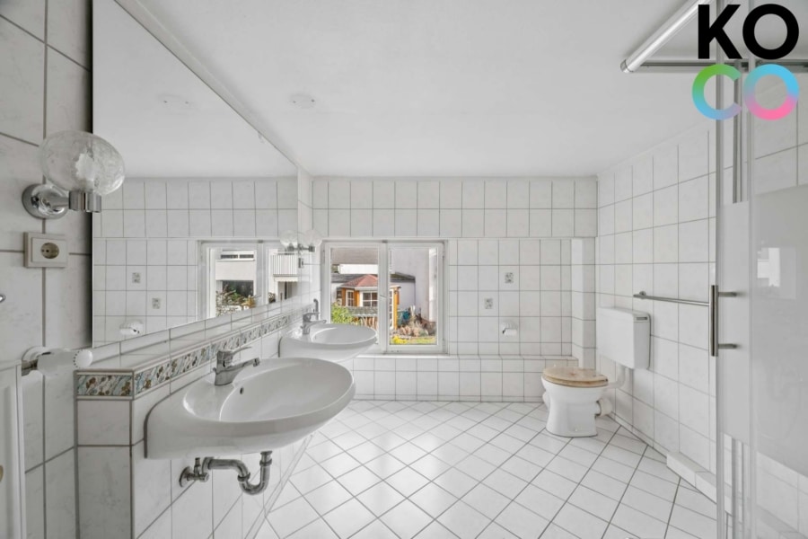 Großes Tageslichtbad mit Dusche und Doppelwaschbecken - Historisches Fachwerkhaus mit großem Grundstück in begehrter Lage! Liebhaberprojekt!