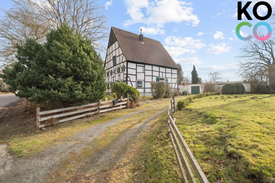 Zufahrt und großzügiges Grundstück - Historisches Fachwerkhaus mit großem Grundstück in begehrter Lage! Liebhaberprojekt!