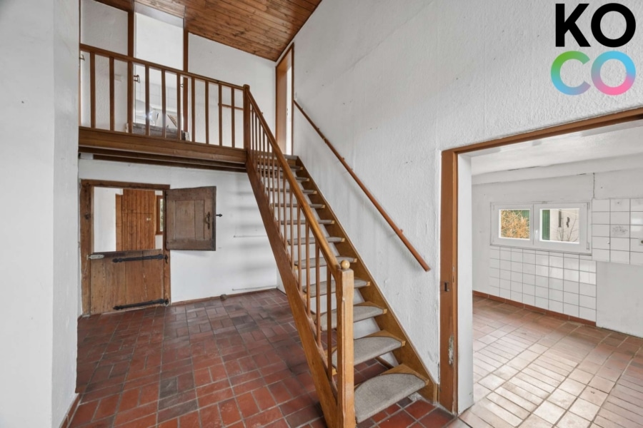 Flur mit Treppenaufgang zum Obergeschoss - Historisches Fachwerkhaus mit großem Grundstück in begehrter Lage! Liebhaberprojekt!