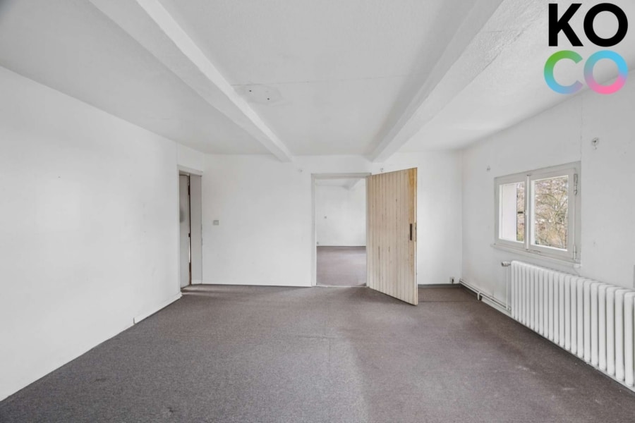 Schlafzimmer mit Zugang zum Ankleidezimmer - Historisches Fachwerkhaus mit großem Grundstück in begehrter Lage! Liebhaberprojekt!