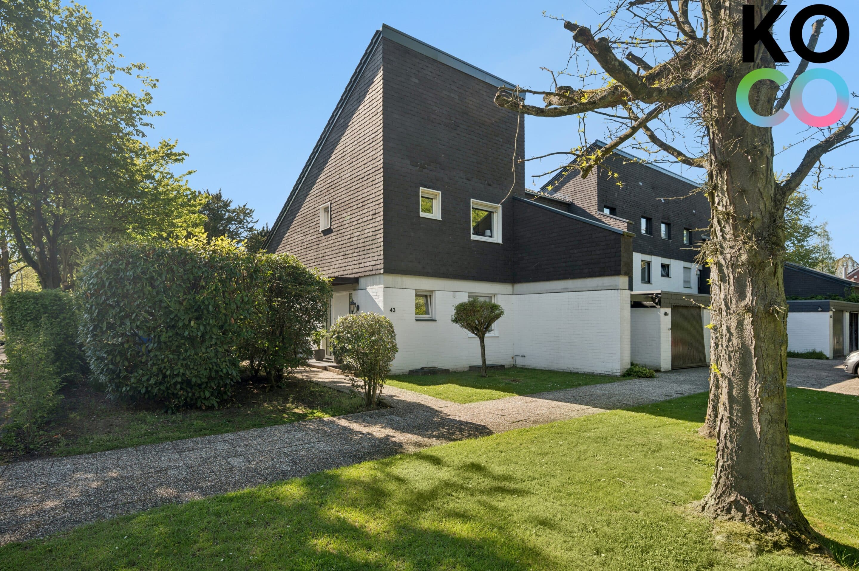Wohnhaus mit Garage und Stellplatz