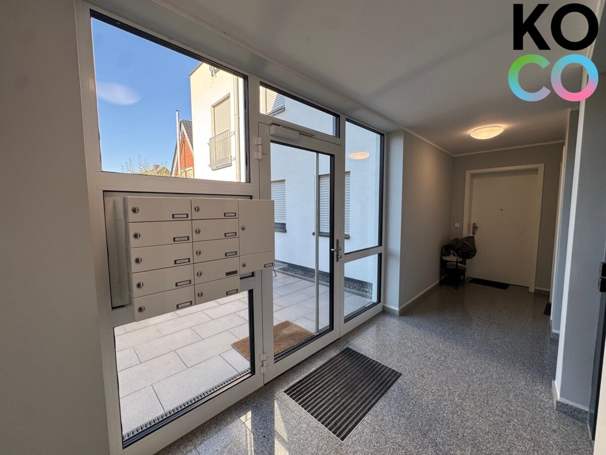 Hauseingang mit Briefkastenanlage