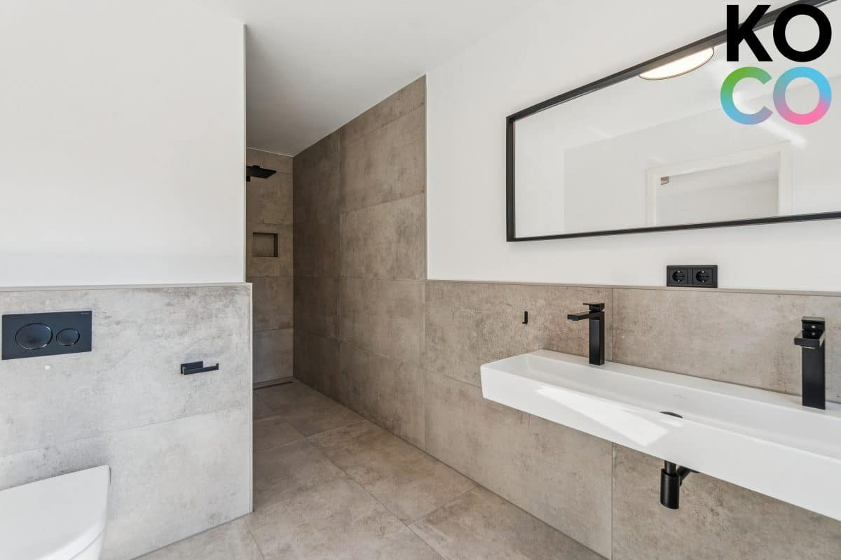 Badezimmer mit bodengleicher Dusche