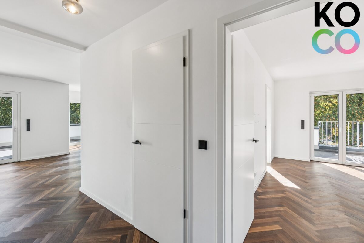 Wohnungsflur mit Blick in das Wohnzimmer und Elternschlafzimmer