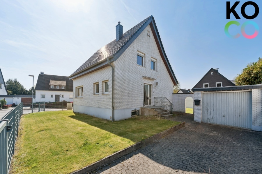 Frontansicht - Freistehendes Einfamilienhaus mit 532 m² Garten, Garage und modernisierter Basis in Ratingen