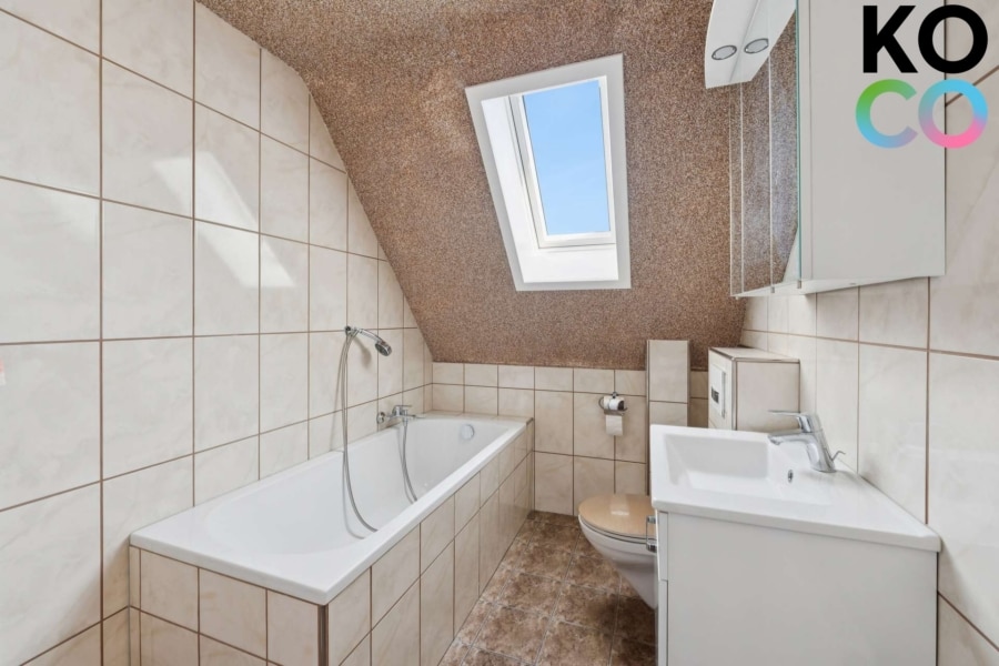 Bad - Freistehendes Einfamilienhaus mit 532 m² Garten, Garage und modernisierter Basis in Ratingen