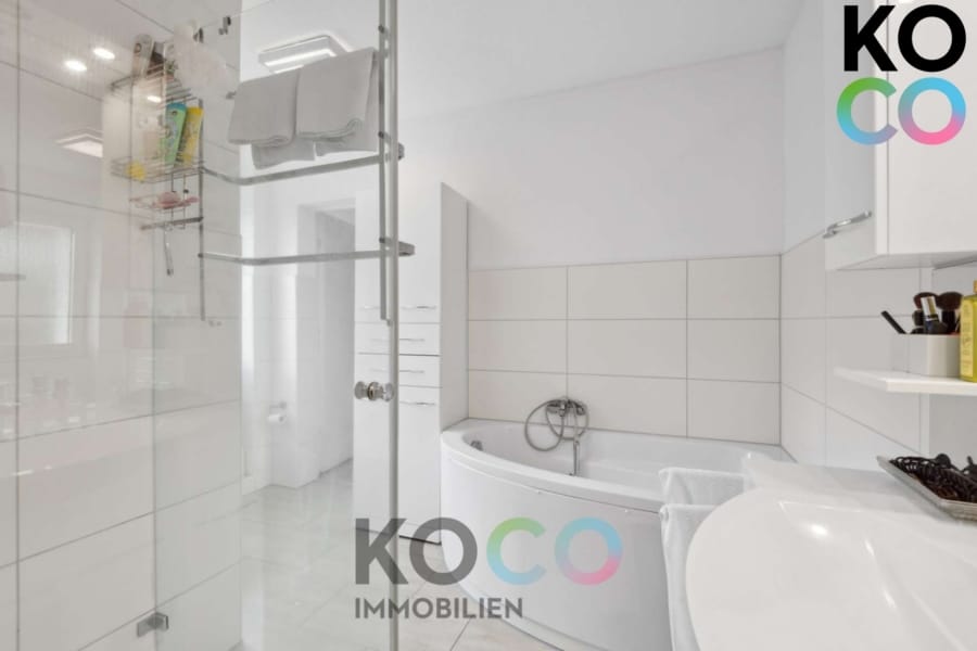 Bad en Suite - Arbeiten, Lagern, Wohnen – Flexibler Bungalow mit Halle für Handwerker, Kreative & Händler