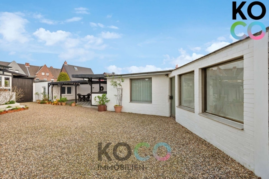 Außenbereich mit Zugang zu weiteren Gebäuden - Arbeiten, Lagern, Wohnen – Flexibler Bungalow mit Halle für Handwerker, Kreative & Händler