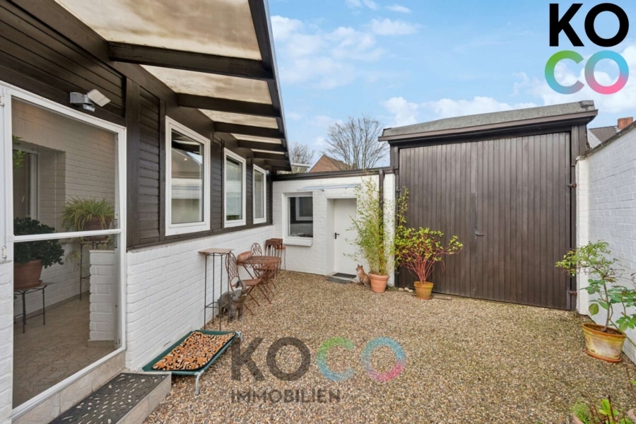 Außenbereich mit Zugang zur Garage/Werkstatt - Arbeiten, Lagern, Wohnen – Flexibler Bungalow mit Halle für Handwerker, Kreative & Händler