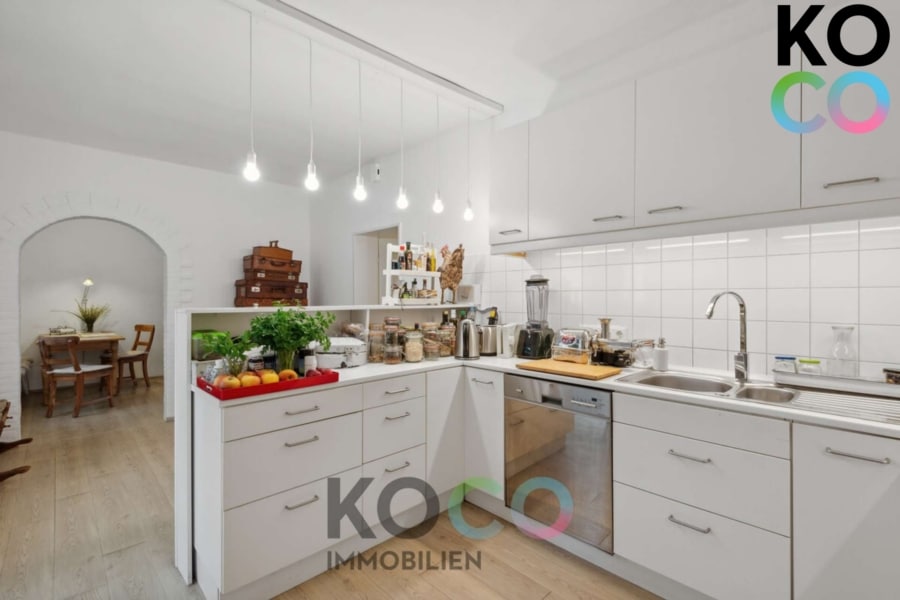 Küche zum offenen Wohn-/Essbereich - Arbeiten, Lagern, Wohnen – Flexibler Bungalow mit Halle für Handwerker, Kreative & Händler