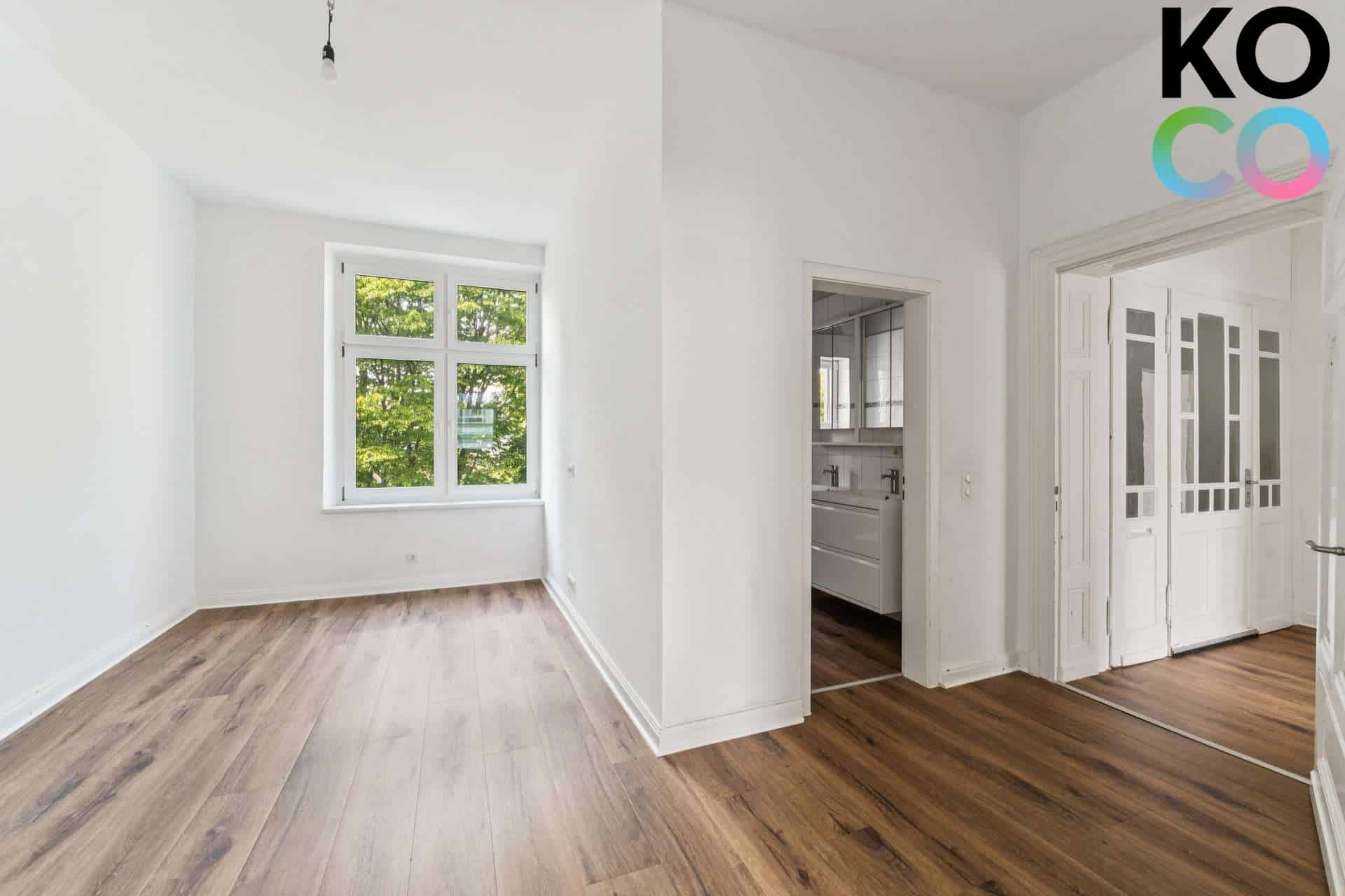 Zimmer mit Zugang zum Badezimmer