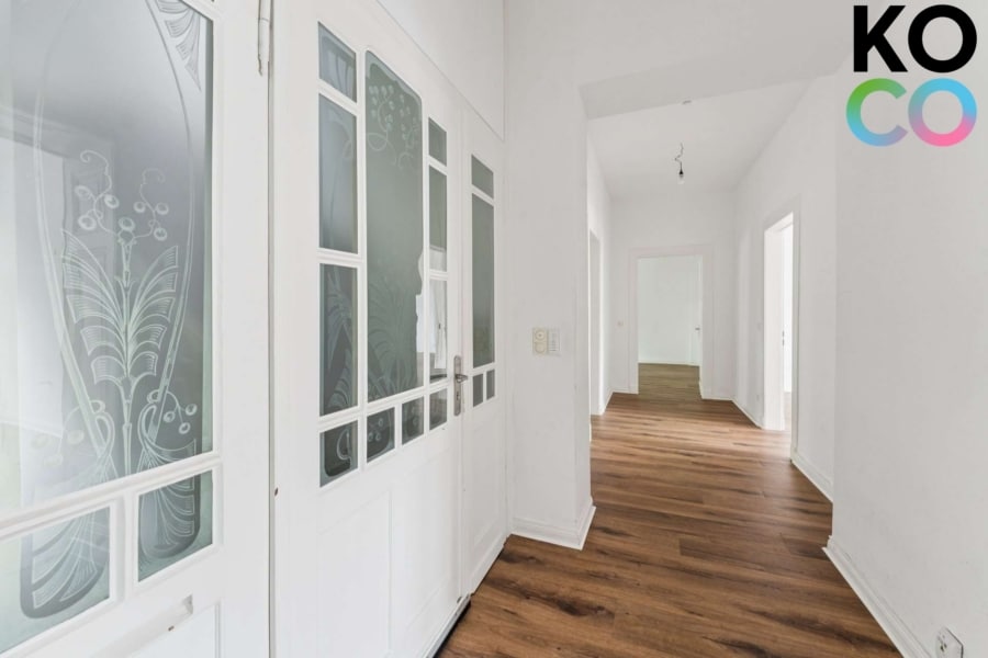 Eingang mit Flur - Große Wohnung mit Gartenparadies