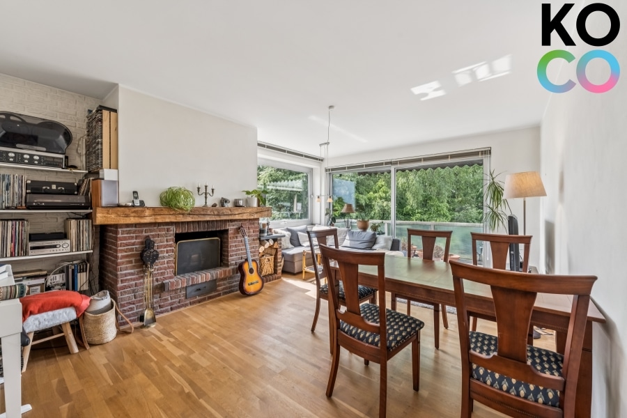 Wohnzimmer - Großzügige 4-Zimmer-Wohnung mit Kamin, Balkon & Schwimmbad in Düsseldorf-Gerresheim
