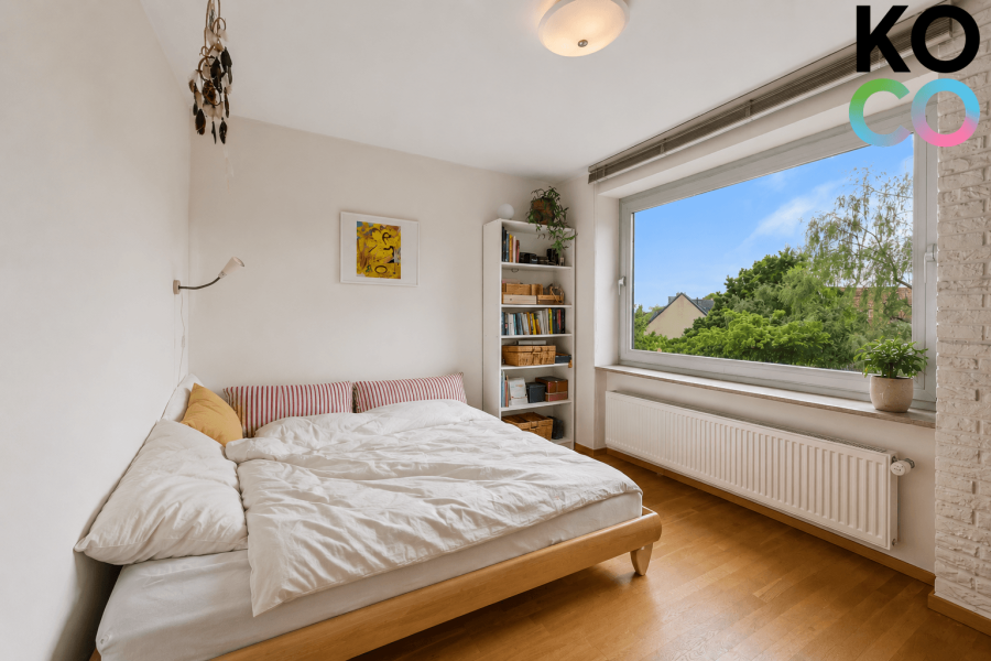 Schlafzimmer - Großzügige 4-Zimmer-Wohnung mit Kamin, Balkon & Schwimmbad in Düsseldorf-Gerresheim