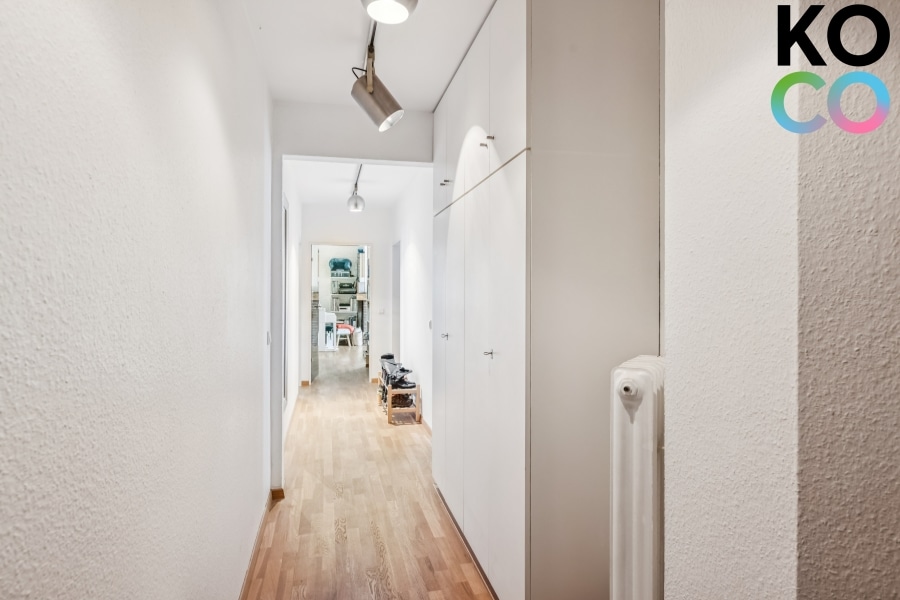 Flur - Großzügige 4-Zimmer-Wohnung mit Kamin, Balkon & Schwimmbad in Düsseldorf-Gerresheim