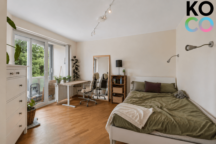 Schlafzimmer - Großzügige 4-Zimmer-Wohnung mit Kamin, Balkon & Schwimmbad in Düsseldorf-Gerresheim