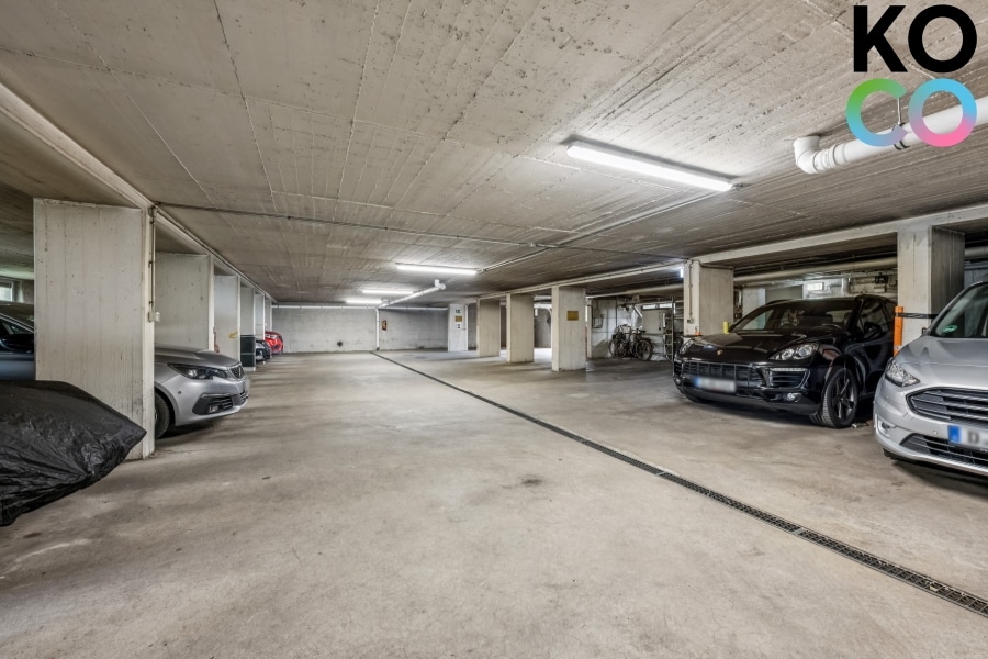 Tiefgarage - Großzügige 4-Zimmer-Wohnung mit Kamin, Balkon & Schwimmbad in Düsseldorf-Gerresheim