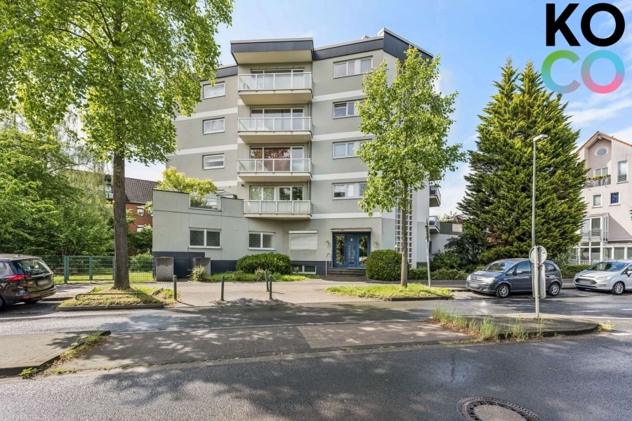 Hausansicht - Großzügige 4-Zimmer-Wohnung mit Kamin, Balkon & Schwimmbad in Düsseldorf-Gerresheim