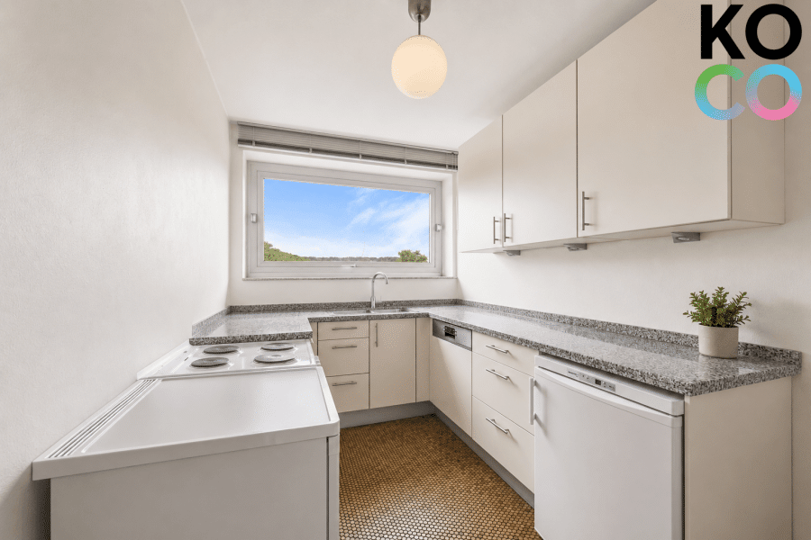 Küche - Großzügige 4-Zimmer-Wohnung mit Kamin, Balkon & Schwimmbad in Düsseldorf-Gerresheim