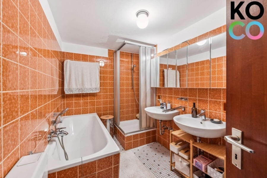 Badezimmer - Großzügige 4-Zimmer-Wohnung mit Kamin, Balkon & Schwimmbad in Düsseldorf-Gerresheim