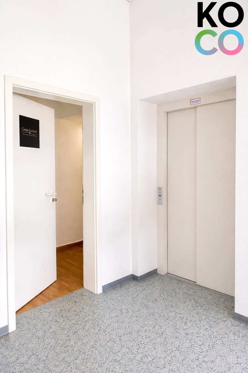 Eingang und Aufzug