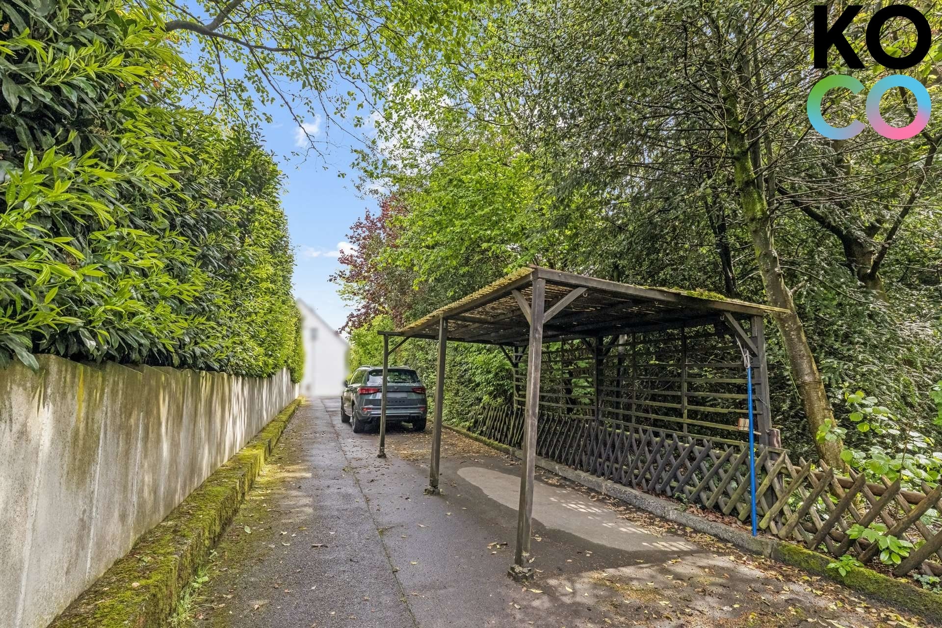 Zufahrt mit Stellplatz