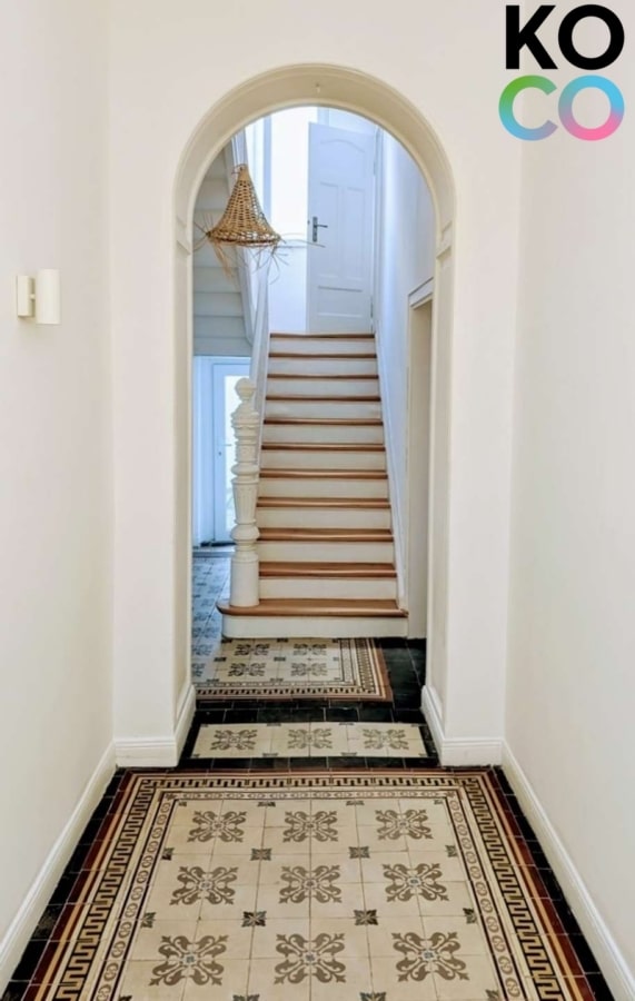 Hauseingang Richtung Treppenhaus bearbeitet - Stadtvilla mit Altbaucharme in perfekter Lage!