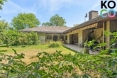 Sonnige Terrasse mit weitläufigem Garten