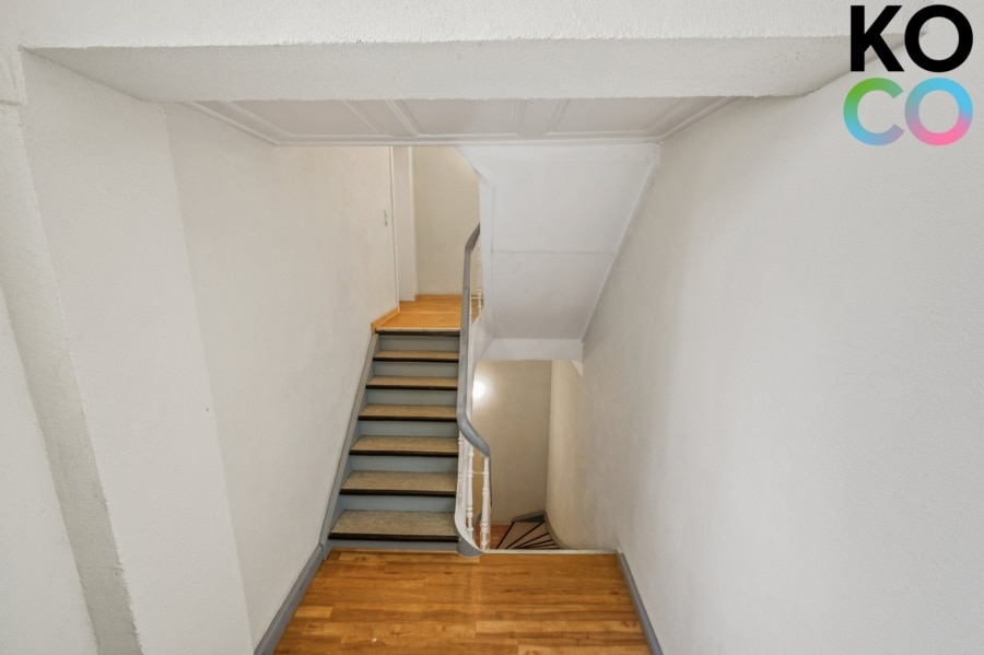 Treppenhaus 1.OG - Solide Kapitalanlage mit Charakter – 7 Einheiten in gepflegtem Altbau