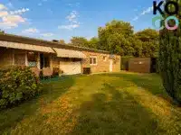 Weitere Gartenansicht mit Blick auf den Zugang zur Garage