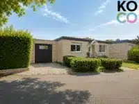 Frontansicht Bungalow und Garage