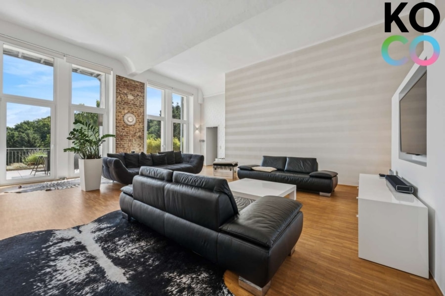 Offener Wohnbereich mit Blick auf die Terrasse - Exklusives Loft 4,20 m Decken! 100qm Terrasse & Blick ins Grüne!