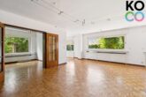 Offener Wohn- und Essbereich mit Gartenblick