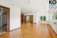Heller Wohnbereich mit Zugang zur Terrasse
