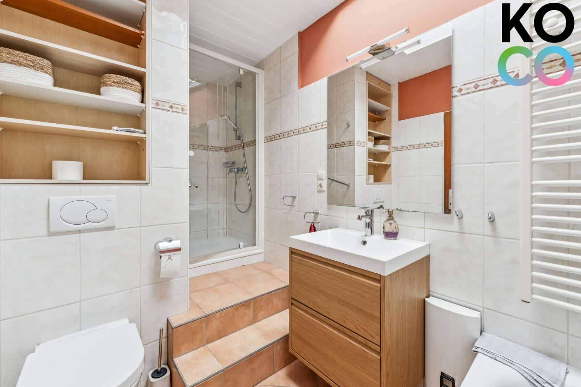 Gepflegtes Badezimmer mit zeitloser und funktionaler Ausstattung