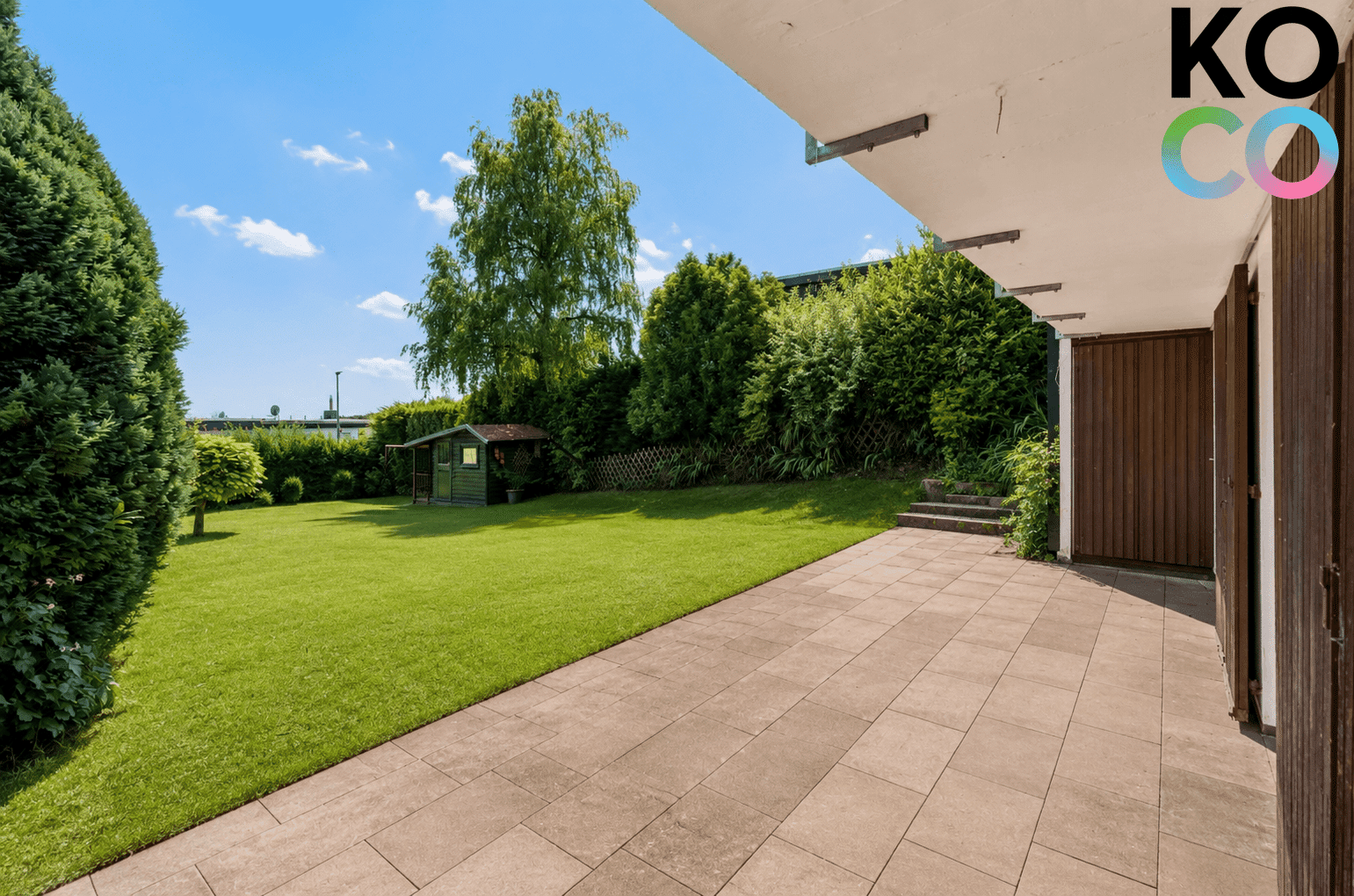 Großzügige Terrasse mit viel Platz für entspannte Stunden im Freien