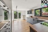 Moderne Küche mit stilvollem Design und viel Platz zum gemeinsamen Kochen