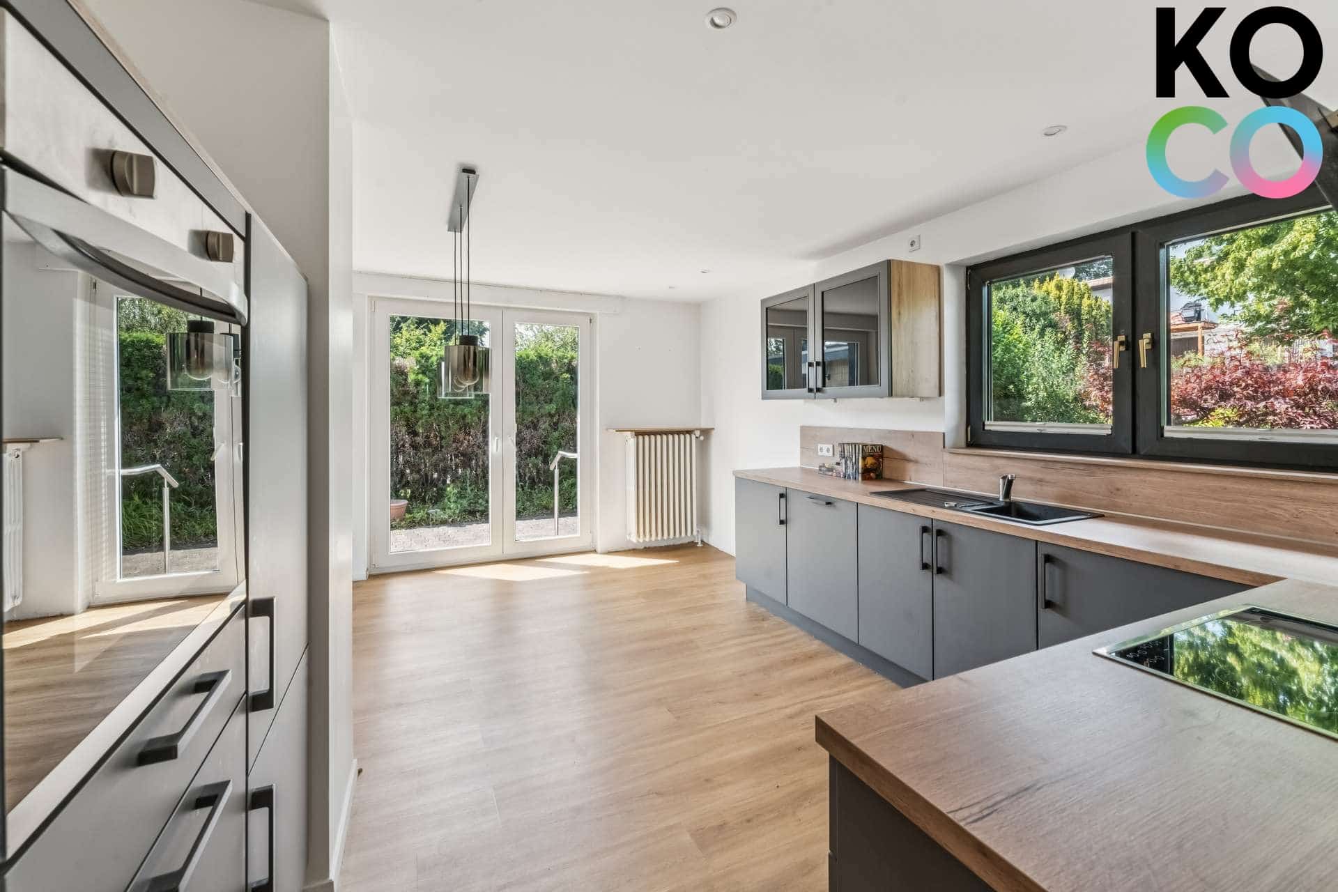 Moderne Küche mit stilvollem Design und viel Platz zum gemeinsamen Kochen