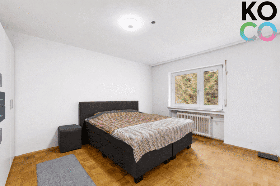 Schlafzimmer - Bezugsfertige 4-Zimmer-Wohnung mit Südbalkon & Kachelofen in ruhiger Lage
