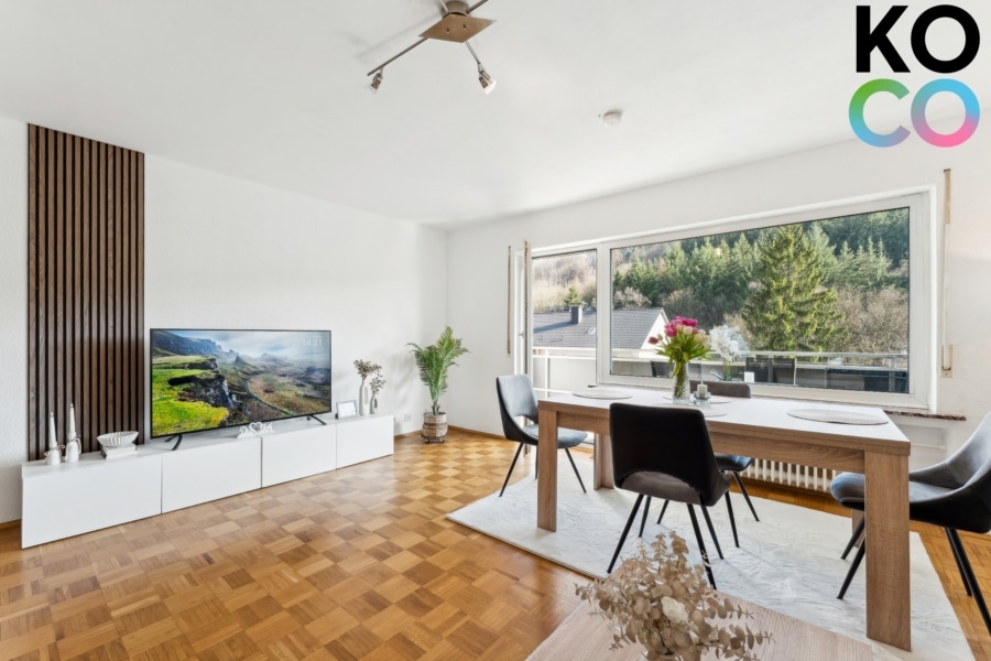 Wohn- und Essbereich - Bezugsfertige 4-Zimmer-Wohnung mit Südbalkon & Kachelofen in ruhiger Lage