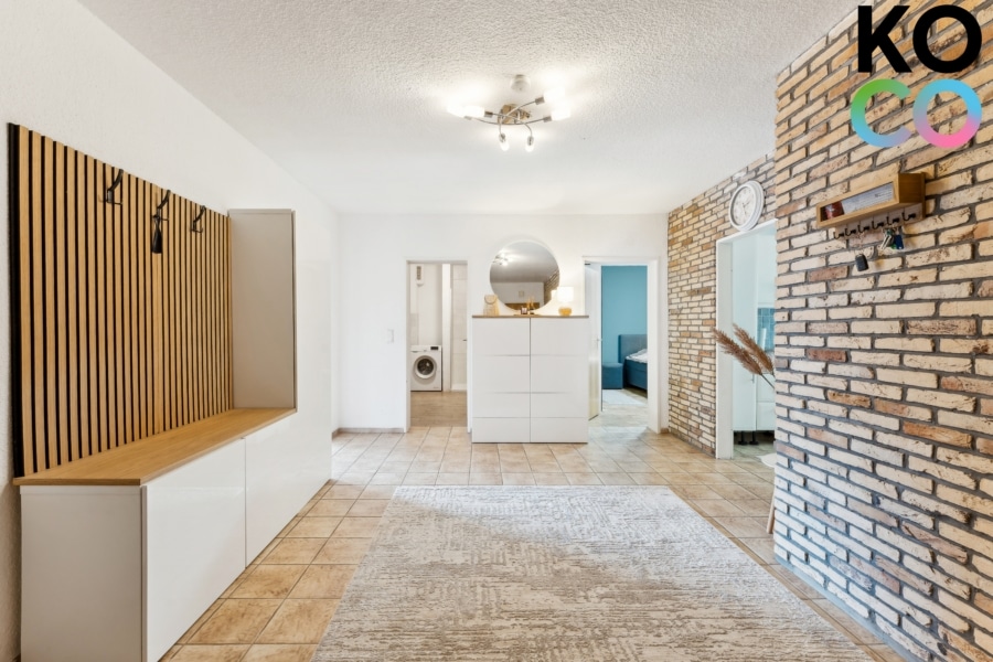 Flur / Garderobenbereich - Bezugsfertige 4-Zimmer-Wohnung mit Südbalkon & Kachelofen in ruhiger Lage