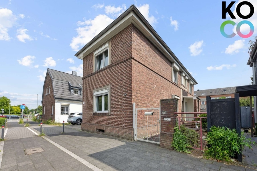 Hausansicht mit Eingang - Ein Haus – viele Möglichkeiten: Wohnen, vermieten oder neu bauen im beliebten Neusser Stadionviertel