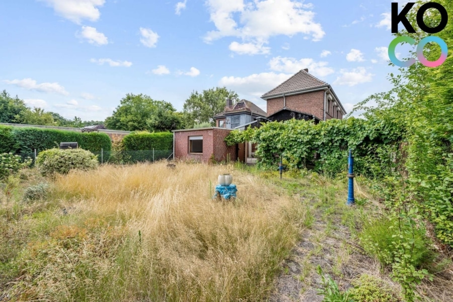 Rückansicht - Ein Haus – viele Möglichkeiten: Wohnen, vermieten oder neu bauen im beliebten Neusser Stadionviertel